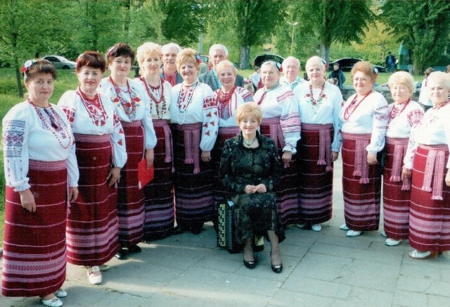 Галина Цимбалова (на фото - у центрі) та аматорський хор «Джерела Волині»